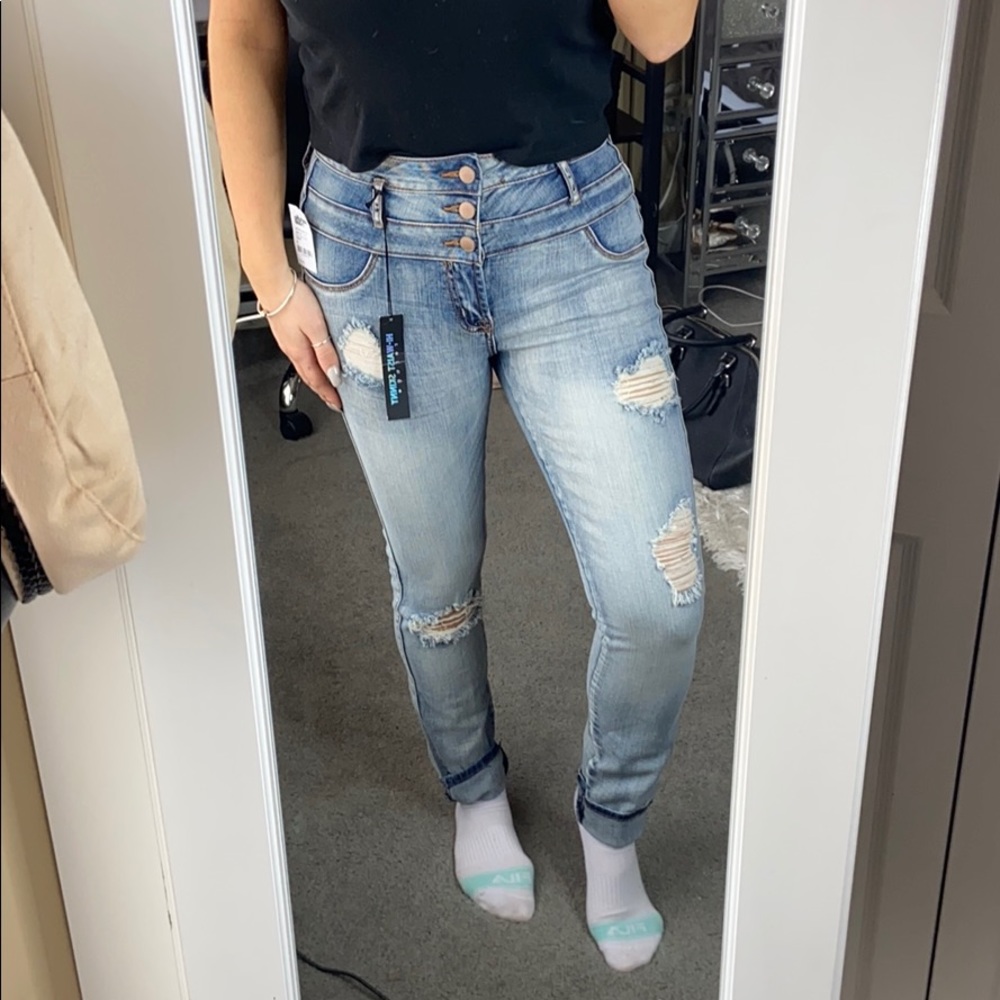 RIPPED JEANS